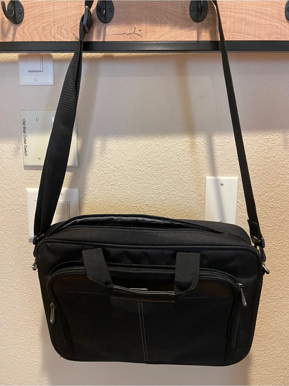 Targus Black Men's Laptop Messenger Bag with Shoulder Strap